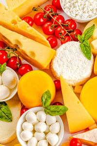 白色背景上的不同乳制品奶酪和樱桃西红柿
