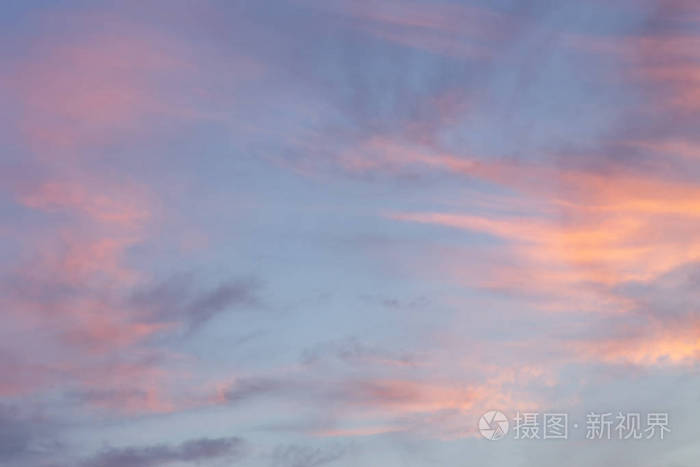 天空的背景与云彩在黄金时刻