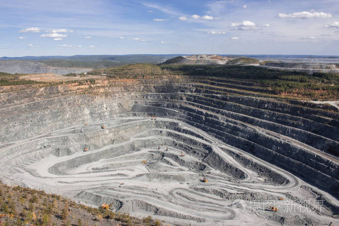 露天矿矿山的鸟瞰图工业从上面看, 有很多机械在工作.