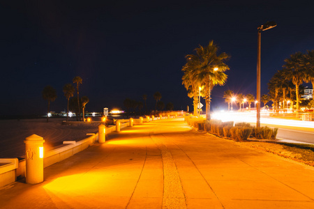 晚上在佛罗里达州克利尔沃特海滩，海滩的路径