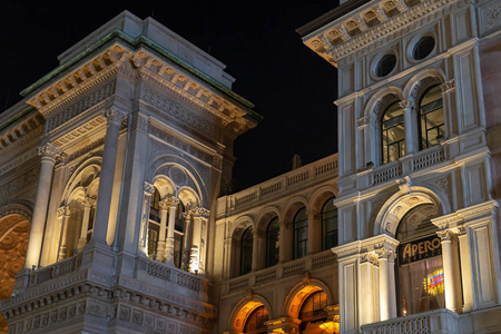 意大利米兰2016年12月11日 一个部分从入口到维托利奥艾玛努艾拉 Ii 画廊在米兰圆顶广场的夜视图