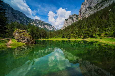 Gruener 看见, 奥地利, 美丽的湖与溶化的水从山