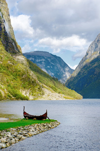 在 Sognefjord 的老海盗船。