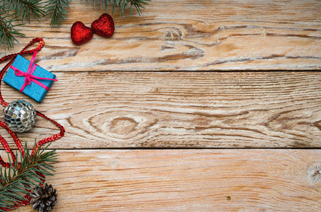 新年作文。平躺, 框架。圣诞节礼物, 杉木树枝上白色木背景