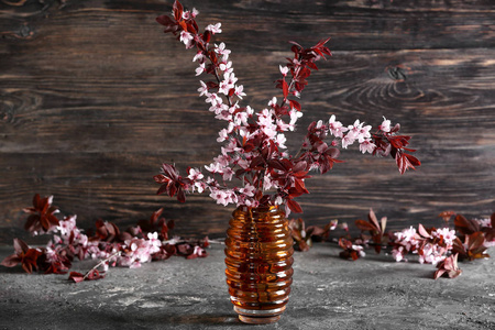 桌上有美丽盛开的树枝的花瓶