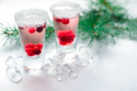 红莓鸡尾酒与冰在白色背景, 清爽的饮料