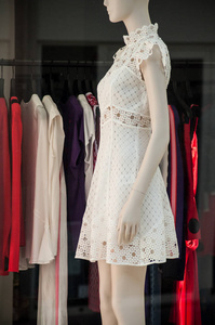 女性时装店展示模特的白色礼服