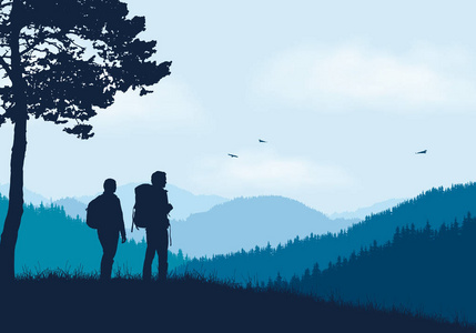 二个游人与背包站立在山风景与森林, 在蓝色天空下与云彩和飞行鸟媒介