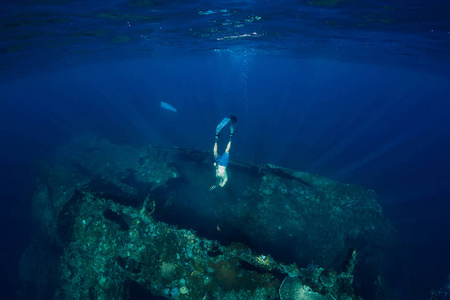 免费潜水员潜水在乌斯自由沉船, 巴厘岛