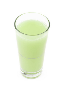 在白色背景下被隔绝的鲜榨绿色果汁的高玻璃
