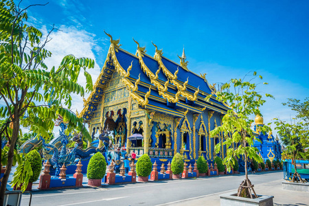 寺荣 Sua 十与蓝天背景的寺庙, 清莱府, 泰国, 它是一个受欢迎的目的地和清莱的地标