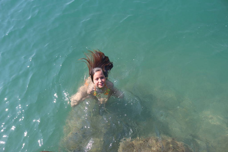 女孩在海水中