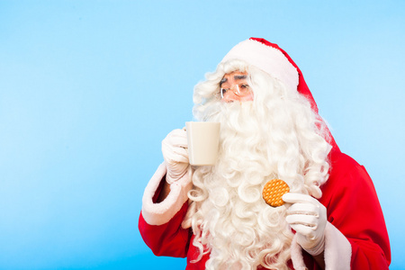 圣诞老人与一杯咖啡或茶和饼干，蓝坝