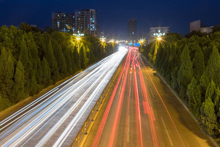 城市道路上的光路, 繁忙的城市之夜竞争