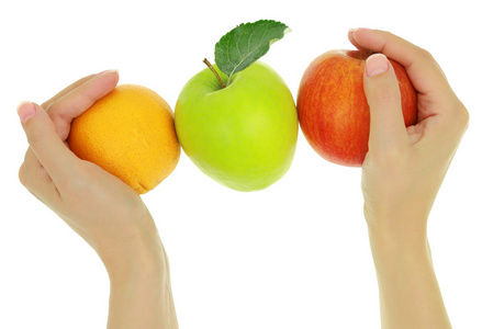 女性手里有一排五颜六色的新鲜水果