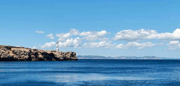 福门特拉岛岛的岩石海岸线。阿里群岛。西班牙