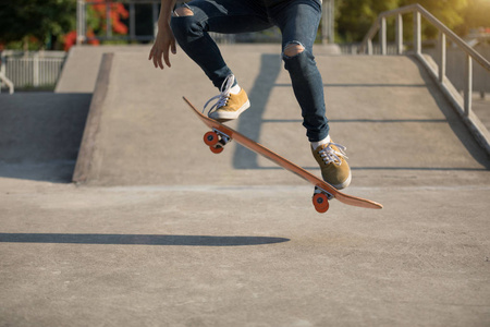 skatepark 中滑板练习的裁剪图像