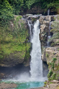 印尼巴厘岛附近的乌布岛 Tegenungan 瀑布令人惊叹