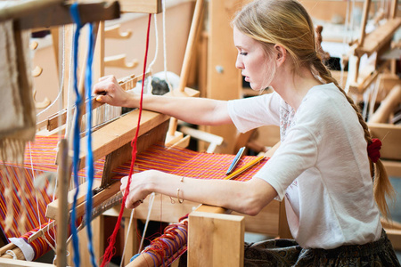 专业金发女郎织机生产中的纺织品手工制作工艺