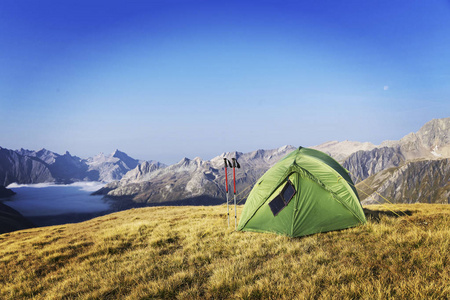 帐篷在山顶上。太阳能电池板挂在帐篷上