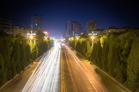 城市道路上的光路, 繁忙的城市之夜竞争