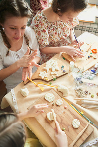 妇女和儿童女孩制作手工面团工艺品