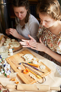 妇女制作手工面团工艺品图片