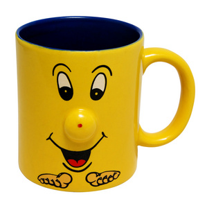 蓝色黄色的杯子，面带笑容的脸上白色孤立