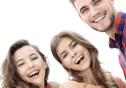 微笑在白色背景上的三个年轻人的特写