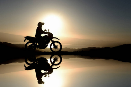 摩托车游览探险和探险之旅