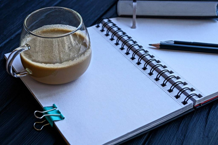 杯与咖啡站在白纸上的笔记本用钢笔和铅笔