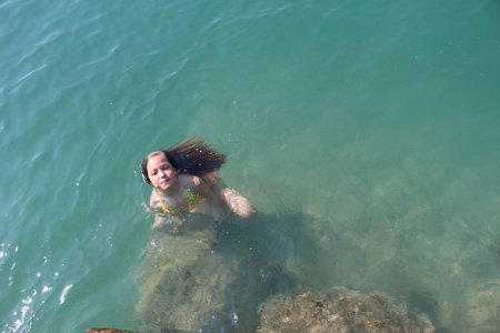 女孩在海水中游泳