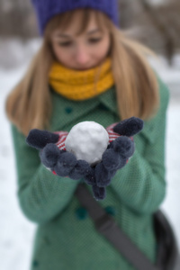 女孩保持雪球图片