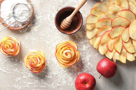 原玫瑰形苹果糕点, 配料在桌上