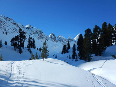 一个美丽的 skitouring 在冬天阿尔卑斯在奥地利