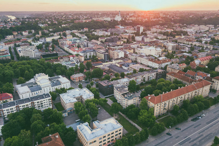 夏日落。考纳斯市中心鸟瞰图。考纳斯是立陶宛第二大城市, 历来是经济学术和文化的主要中心。