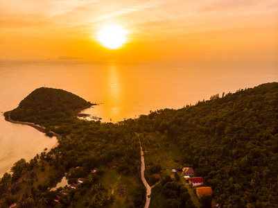 美丽的热带海滩和海岛海的鸟瞰在日落时间为旅行和假期