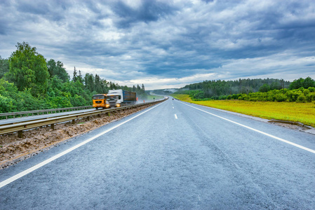 高速公路晨景多云雾湿时间