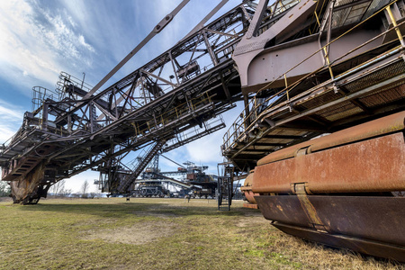大型挖掘机在废弃褐煤露天 Ferropolis铁城市, 莫斯丹塔澳大利亚艾森, Sachsen安哈尔特, 东德
