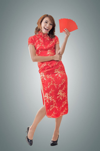 中国女人穿旗袍按住红色信封