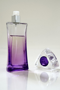 淡紫色的香水瓶和取消上限图片