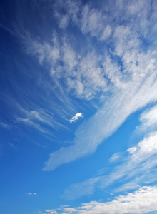 黄石公园上空的高暗蓝色天空图片