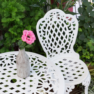 套，桌子和椅子在 backya 装饰的白色家具