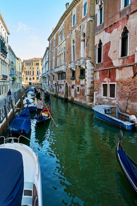 意大利威尼斯传统窄管带吊船和小船