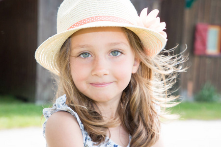 美丽的肖像可爱的女孩深蓝色的眼睛在阳光公园