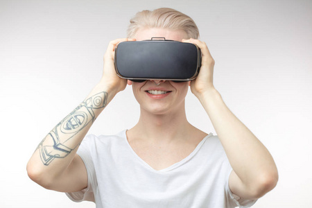 金发男人使用虚拟现实的 Vr 耳机眼镜获得经验