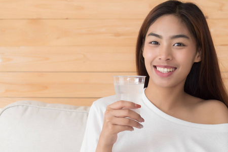 快乐, 微笑的女人喝新鲜冷水健康相关进水, 身体水化概念年轻的成人亚洲人波斯妇女或亚洲中东妇女模式
