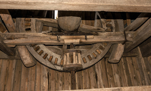 第十八世纪老木磨坊的内部与机制。木制齿轮和主轴磨削谷物真正过时的技术过去。自然光。乌克兰, 敖德萨