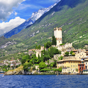 美丽 lago di garda，位于意大利北部。查看与在仲裁法  中的城堡