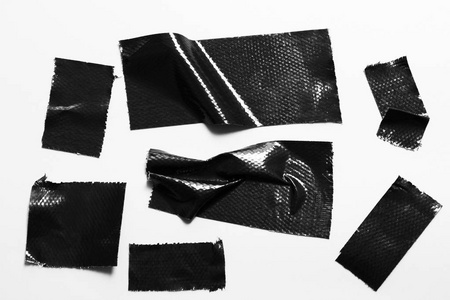 白色背景上的黑色磁带集。撕裂水平和不同尺寸的黑色粘胶带, 粘合件